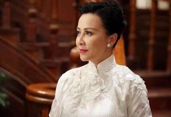 53岁刘嘉玲穿渔网袜戴夸张耳环出席活动，化妆师亮了