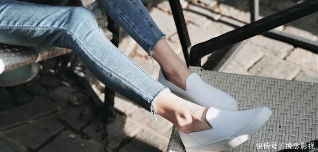  「这款」靴子已经out了，今年流行的是这款“鞋子”，时髦百搭不挑脚型