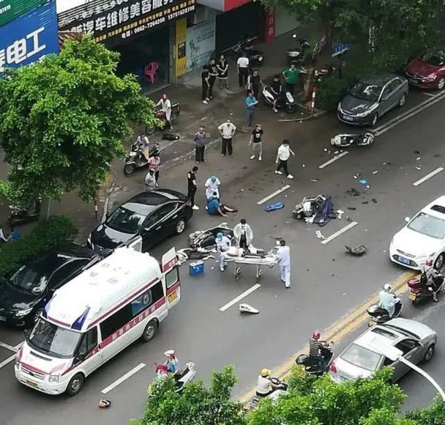 「奔驰」阳江一奔驰撞倒多辆摩托车，倒了一地人...