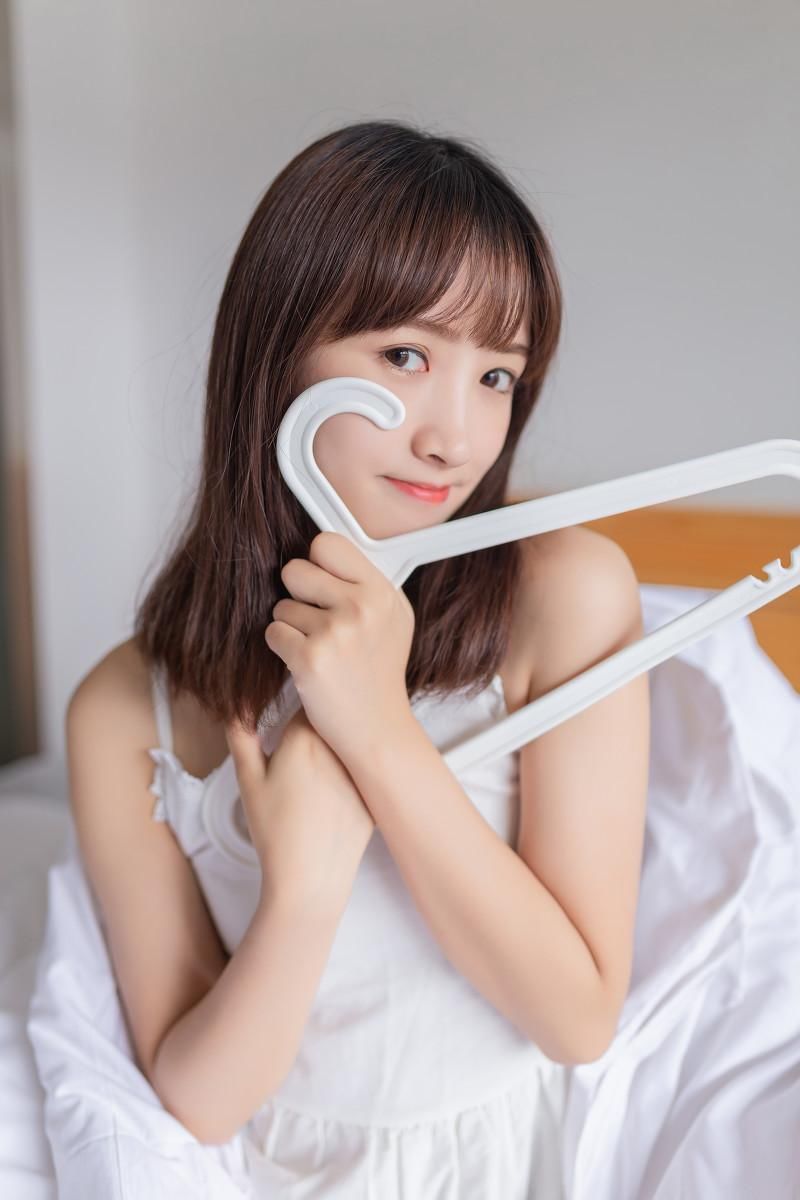 日系美女清新性感吊带裙私房图片