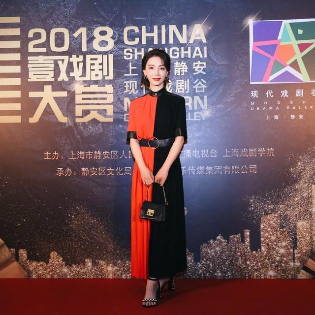 白色紧身裤陈数也敢穿,她不知道自己腿粗吗?之前都靠长裙遮着肉