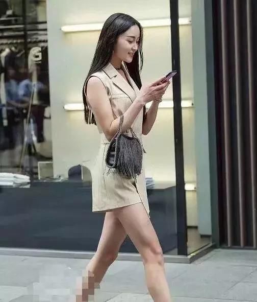 街拍：小姐姐青春时尚的气质！身材曼妙多姿，大家心目中的女神！