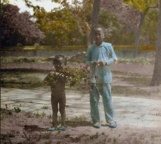 摄影师还原清末儿童彩照,100年前“熊孩子”就是这个样子!