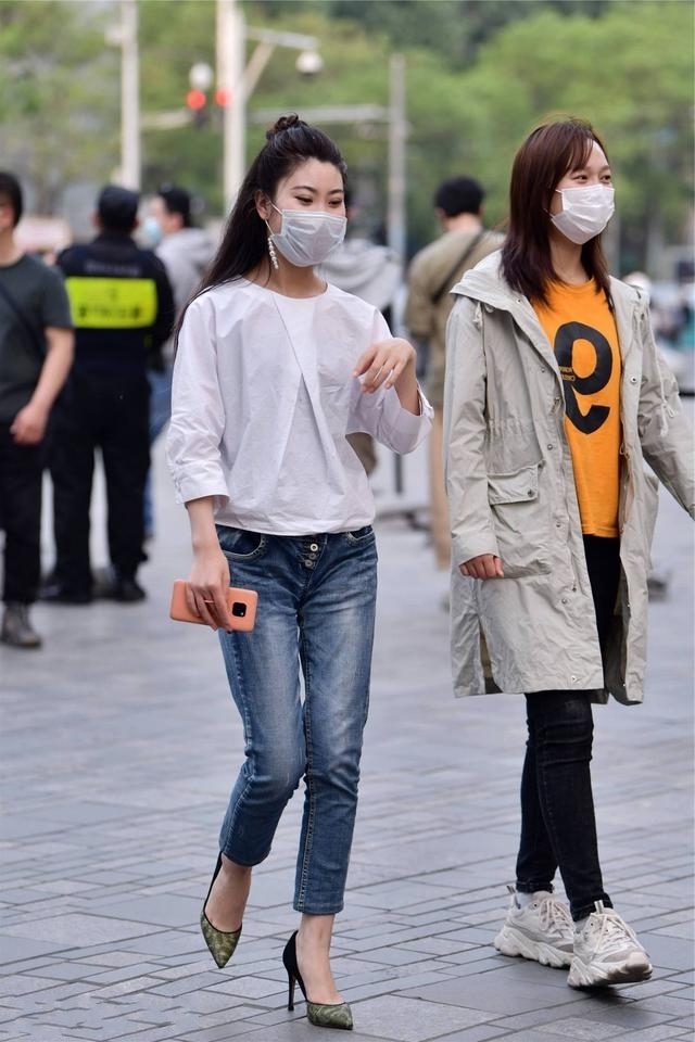 美女|路人街拍,美女黑白条纹针织衫搭配黑色裙子,轻松穿出潮流范