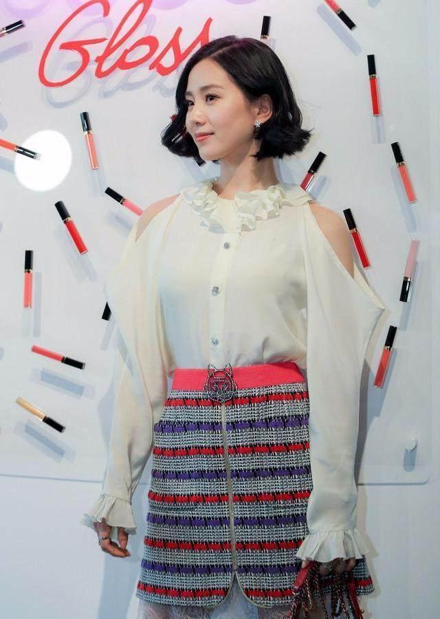 刘诗诗尴尬了！穿包臀裙还故意张开大腿 网友：四爷教你蹲马步？