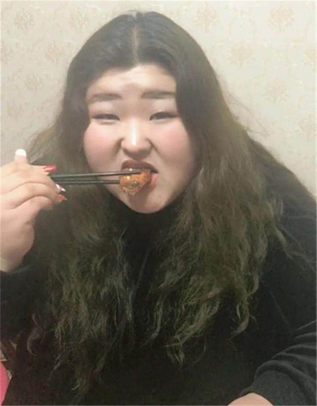 19岁女孩三百多斤，每天直播吃肉，从不为自己的胖感到内心自卑