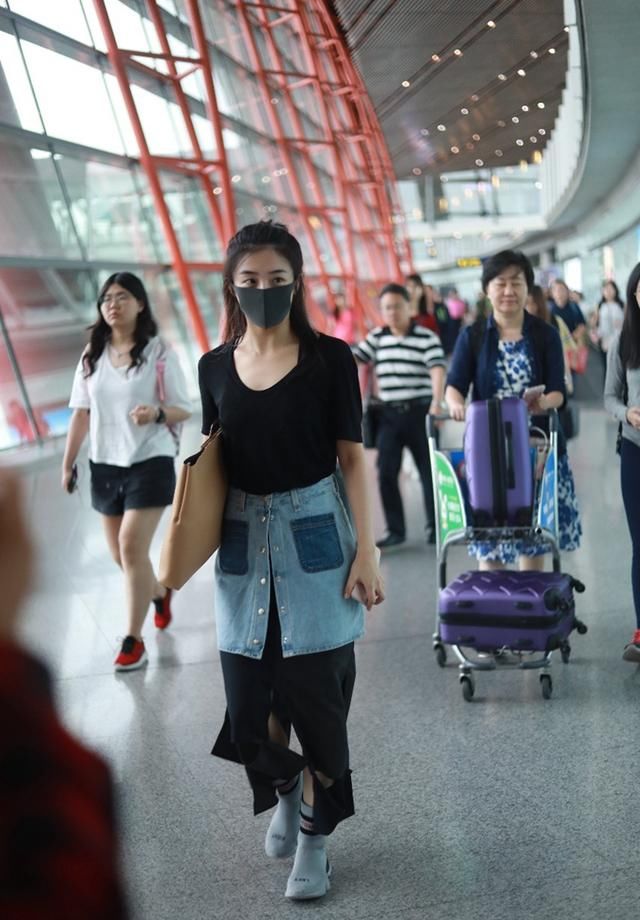 张含韵的时尚真难懂，不仅穿破裙子走机场，还在长裙外面套短裙！