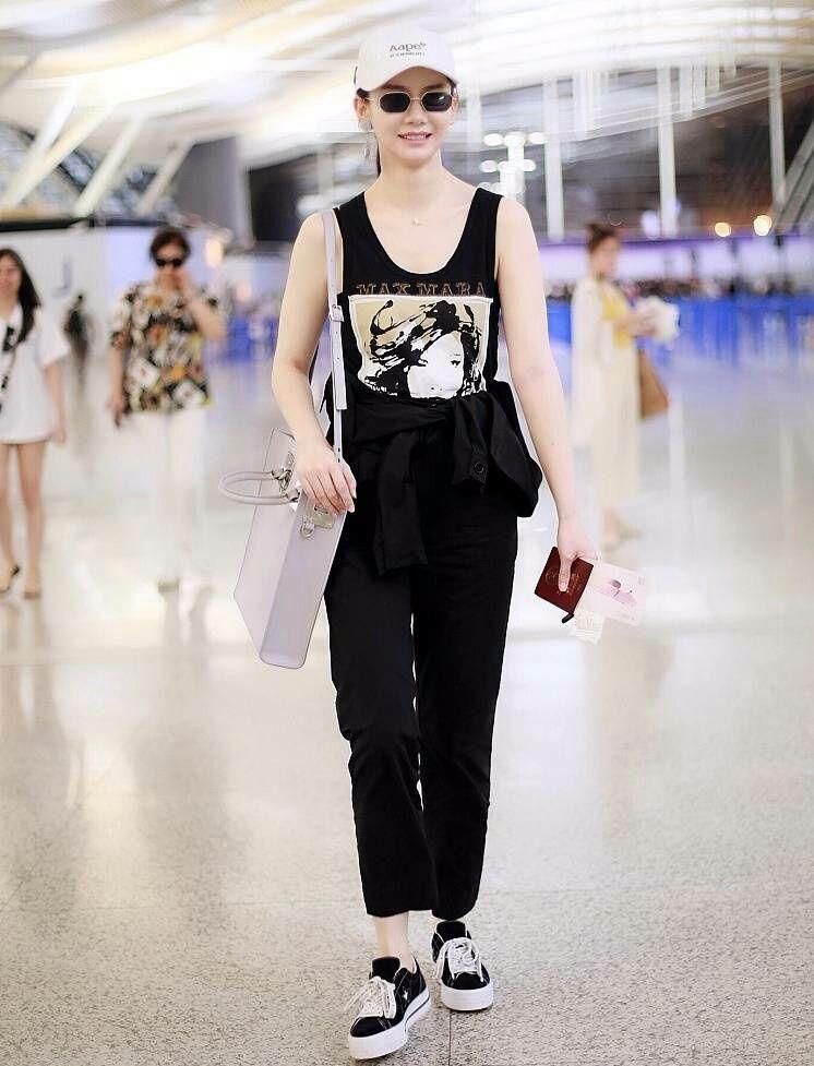 李承铉不管管吗?戚薇走性感风穿的这么少就来机场秀了!