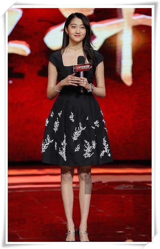 娜扎和关晓彤同穿小黑裙，网友：一个女人味美炸，一个像大妈丑哭