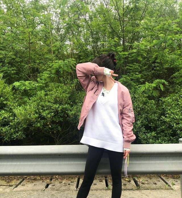 「黑色」“袜子裹裤子”新的潮流时尚,保暖又时髦,明星们也爱了