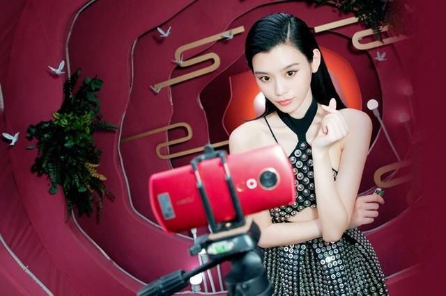 超模奚梦瑶终于不穿亮片裙,换上一身“暗扣”裙,更惊艳了!