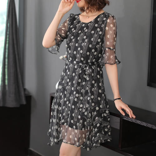 40岁女人这样穿才高雅！“素雅裙＋平鞋”，高贵大方超时尚