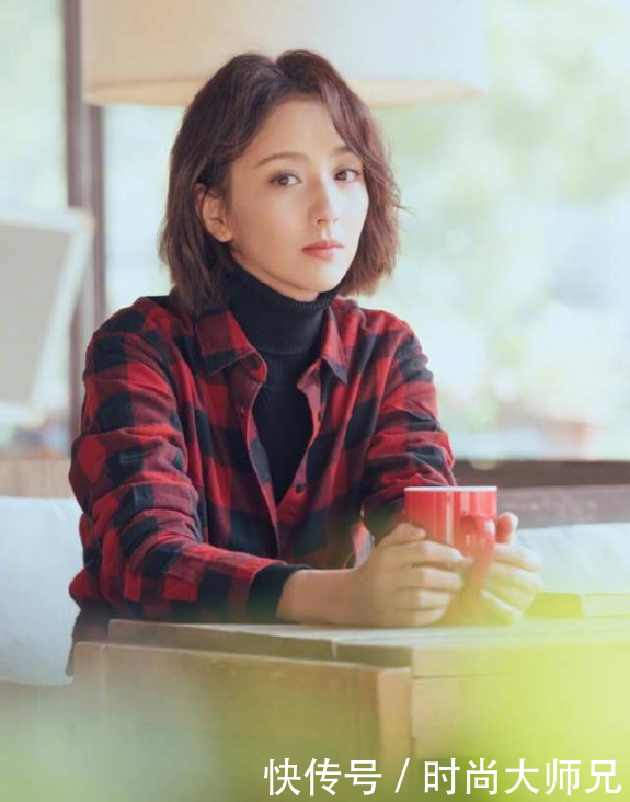 佟丽娅真会玩!穿一条“假”裙抢眼球,网友:这骗谁呢?