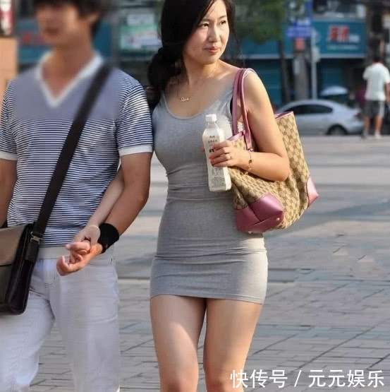 婴儿肥小姐姐吊带裙裹出宽垮的臀线,街头公然秀恩爱撒狗粮,遭人