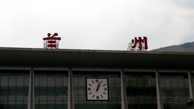  「比拼」中国各大城市火车站书法题字大比拼，哪个写得最好？