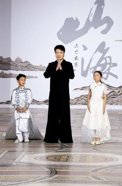 古典@25岁东北小伙登纽约时装周,在旗袍中加入飘纱元素,惊艳了全世界
