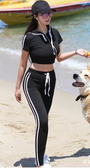 时尚街拍:舒服贴身的打底裤,展现出美女的傲人身姿,显得自信优