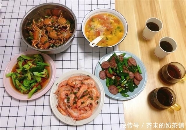 『带着』表哥带嫂子来串门,我特意下厨做四菜一汤,上桌后被嫌弃太寒碜
