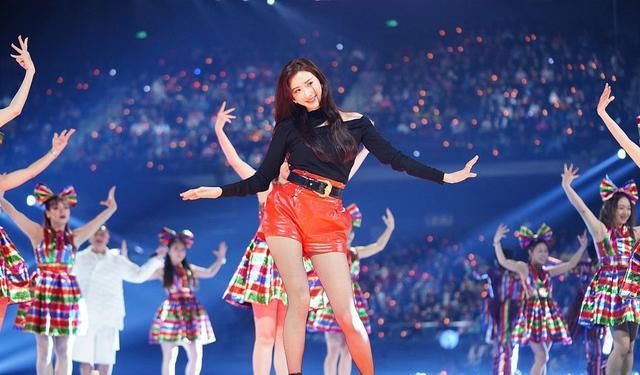 『 双手』身材纤瘦似少女，双手一看就知她45岁了！，林志玲穿吊带出席活动