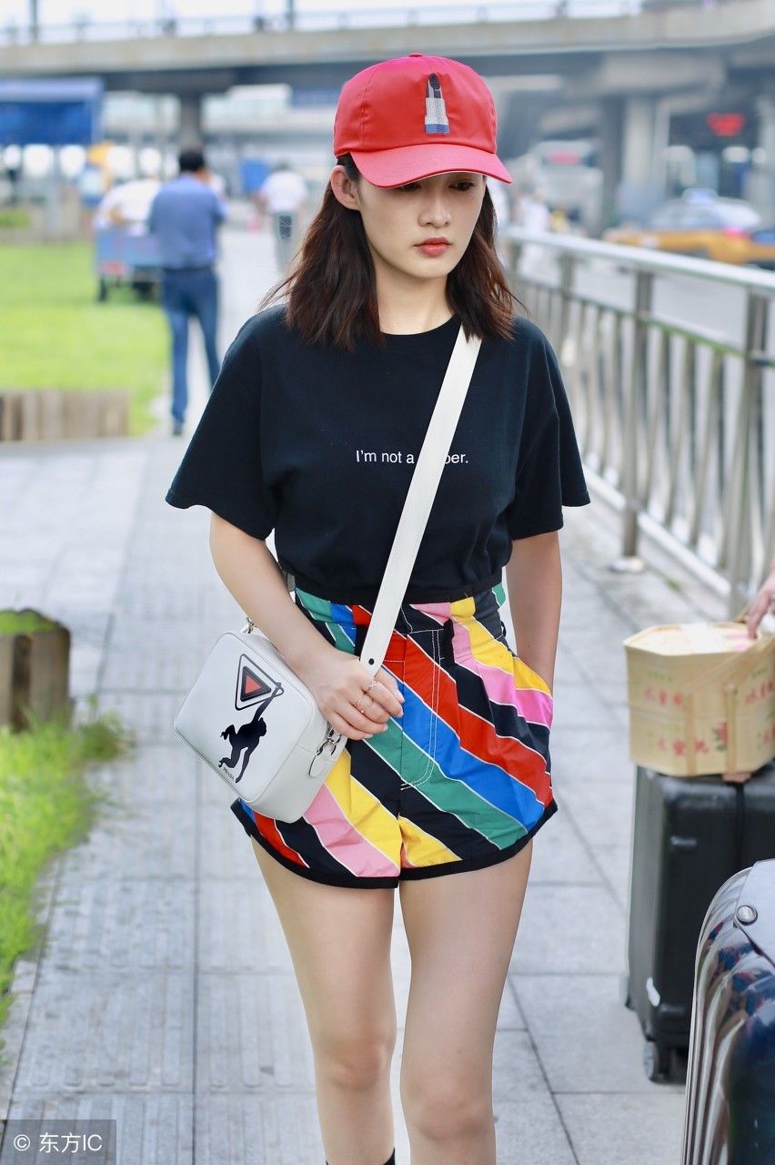 李沁竟然穿彩虹裤出门，真时尚，果然好看的人穿什么都好看