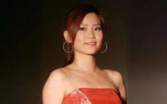 沈殿霞:郑欣宜与父亲后妈一家人团年照曝光, 郑少秋小女儿罕见露面很惊艳