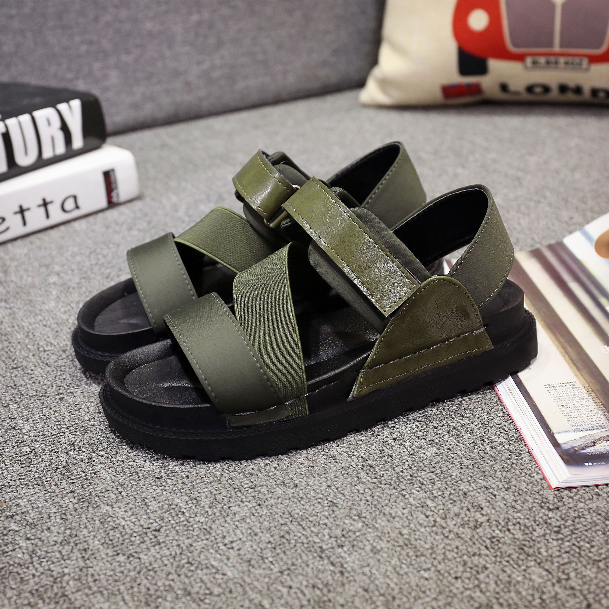 今年流行的几款凉鞋，超级衬脚美，每一款都堪称经典