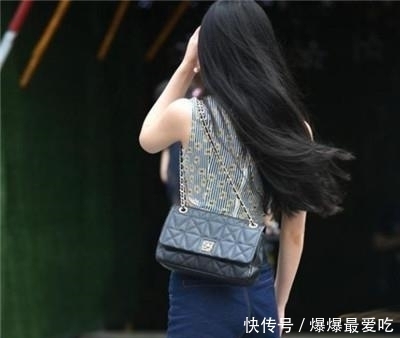 『时尚』街拍:柔美娇俏的小姐姐,秀出青春活力范,笑容甜美可爱