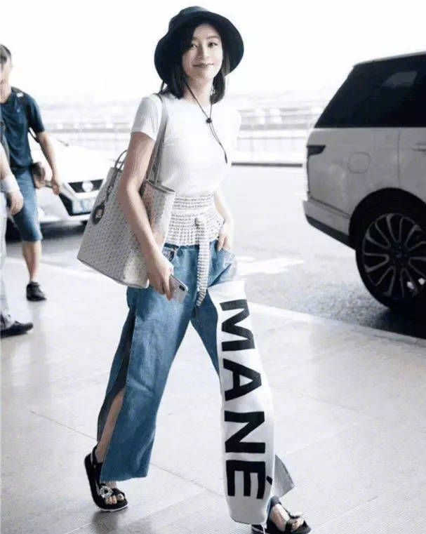 袁姗姗这短裤穿得真凉快!上衣遮着基本看不见,网友:挺省料子!