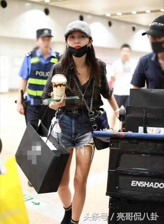 最近流行内衣秀？吴宣仪机场大胆露内衣，奚梦瑶直接穿出门