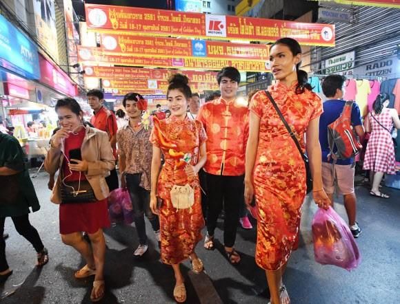 30万中国人在泰国过春节,便宜又好玩~