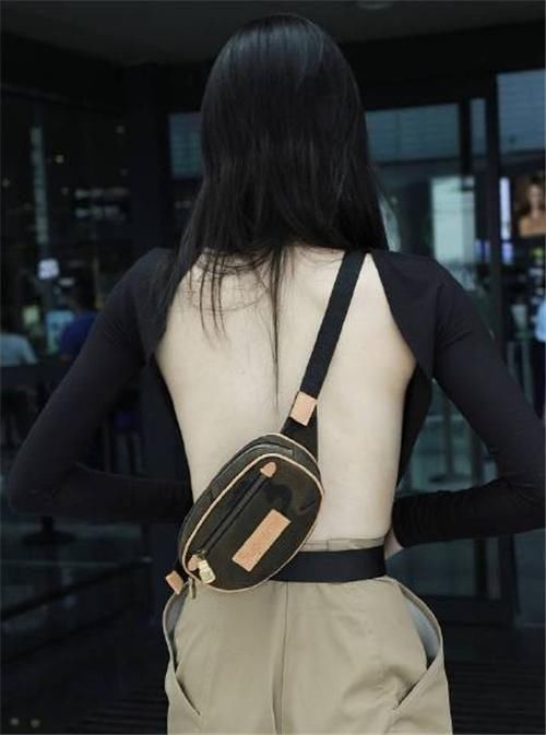 奚梦瑶大尺度露背装现身机场，网友：缺钱买布料？我给你！