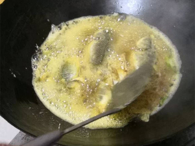  [开口]最近小鲫鱼开口不错！油炸面粉鲫鱼，它的味道你能抵挡得住吗？