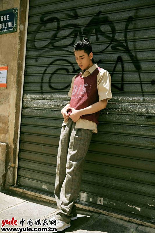 王子异街拍造型曝光 巴黎街头诠释欧式复古