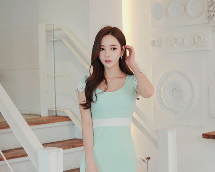  「美女」身形有致的紧身裙美女，显得高挑靓丽，养眼又上镜
