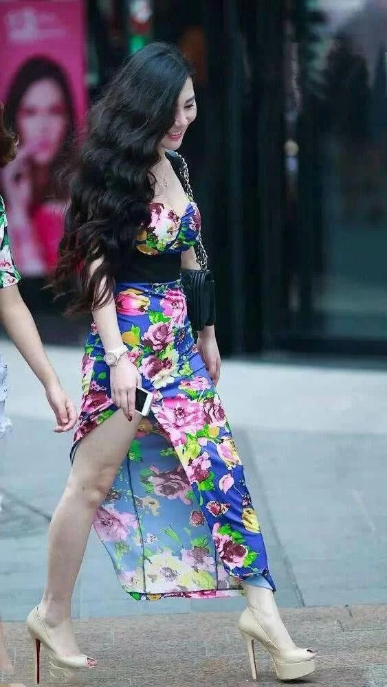 街拍风情万种的华丽连衣裙小姐姐，身材丰韵气质优雅，好一朵艳丽