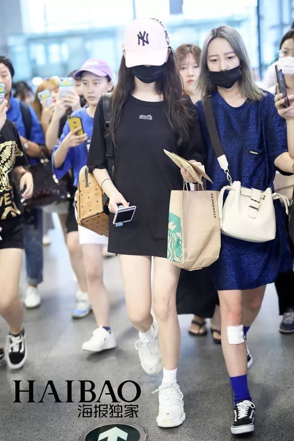 李小璐高调复出靠母女装扮嫩?刘雯一裤两穿太会搭…【海报街拍】