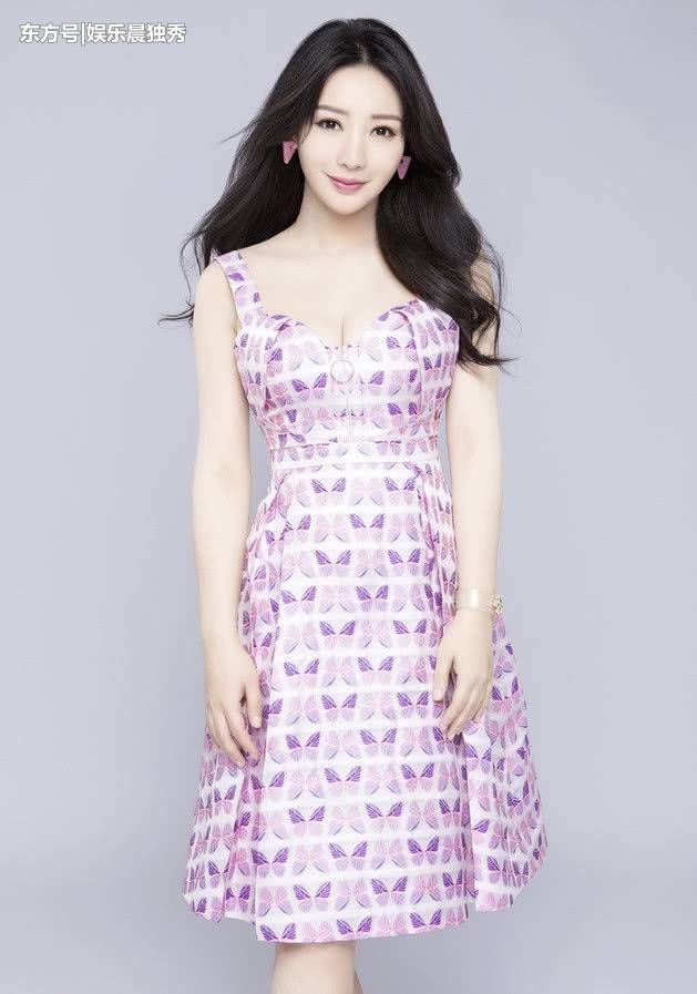 柳岩终于又晒全身照了，穿上白色纱裙一秒变女神，早该这么穿了!