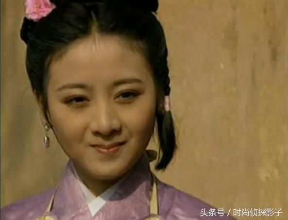脸颊翘起一只小辫子的古装女子，何花乖巧、舒畅清纯、陈法拉俏丽