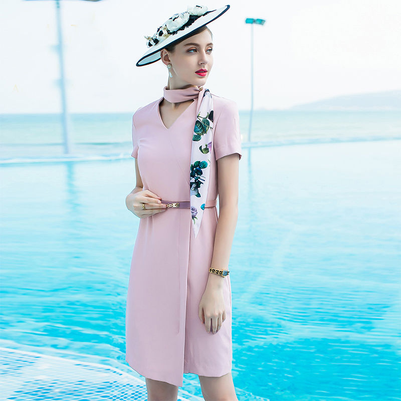 如今女人穿衣真大胆，深V装实力”真空“亮点满满，秀出傲人身材