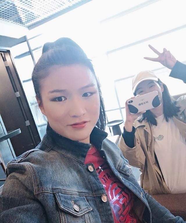  恢复@张伟丽晒出最新照，面带笑容精神佳，称小脸恢复很好，对手需手术