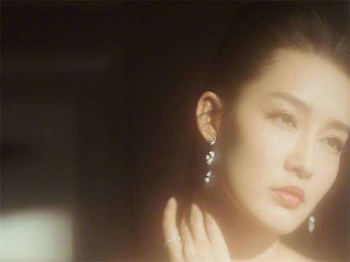 李沁越来越会穿了,时尚西装穿在身上,效果堪称卖家秀啊