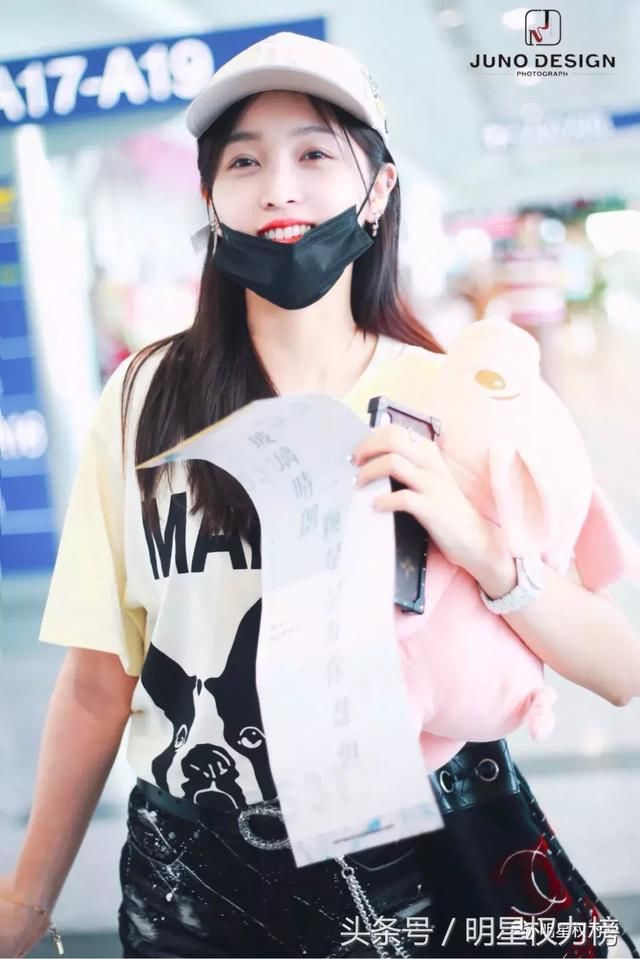 女明星私服PK，穿搭效果最佳的竟是她？