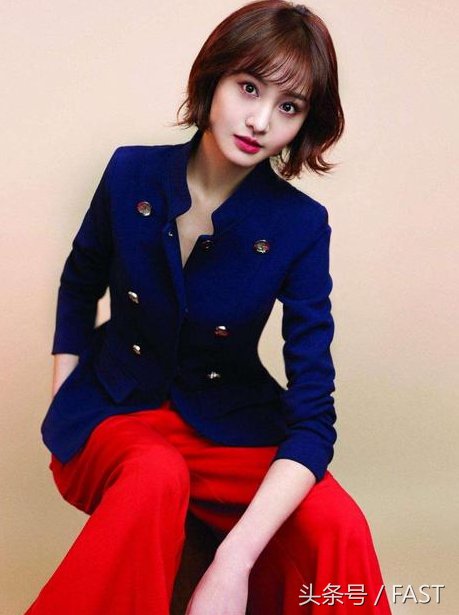 接地气只服郑爽!半截身都埋在土里了，网友:我奶奶都不会这么穿