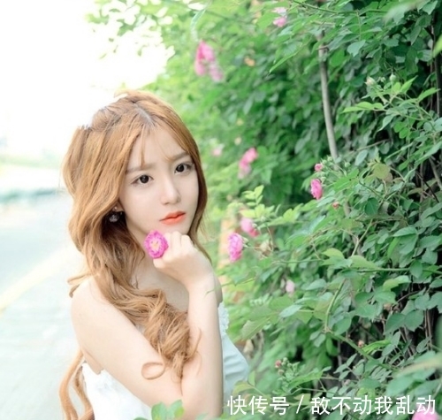  『少女』小清新黄发少女，花丛中唯美写真