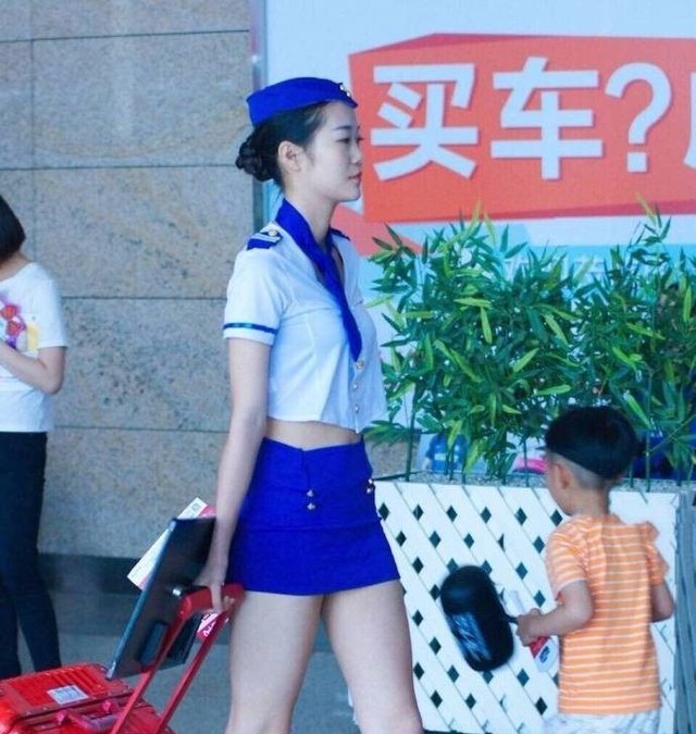 街拍空姐,模特般的身材穿上空姐服,全程的焦点都在你身上!