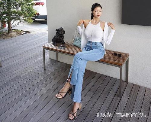 时髦的紧身牛仔裤小姐姐，散发女神的气息，迷人优雅！