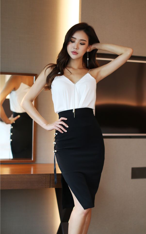 时尚街拍，精致优雅的小姐姐，曲线曼妙迷人，特别有魅力