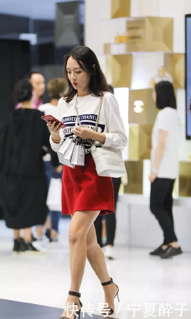 穿着|小姐姐脚上穿着一双浅绿色的高跟鞋,清新淡雅,悠闲的十分有魅力