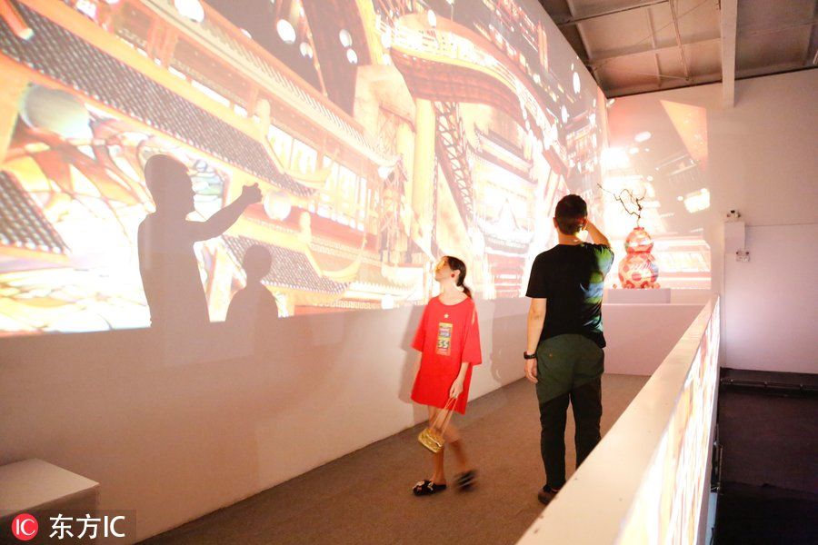 李亚鹏带女儿看展，12岁李嫣咬唇妆惊艳，茶色眼镜搭红耳环潮炸