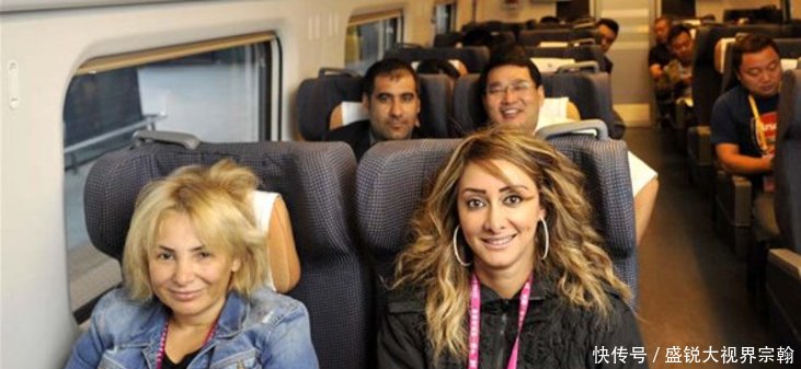 英国姑娘乘坐中国高铁，忍不住吐槽被英国的媒体给骗了！
